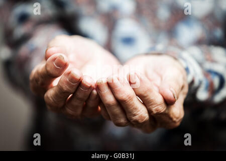 Personne Senior mains mendier de la nourriture ou de l'aide Banque D'Images