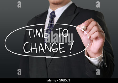 Concept d'affaires, image d'un businessman holding marker et écrire l'heure pour remplacer des mots Banque D'Images