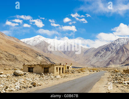 Sur la route dans des plaines de l'himalaya Banque D'Images