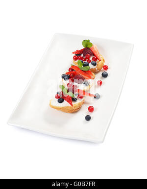 Profiteroles Petits fruits fraises et bleuets cassis , Banque D'Images