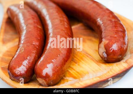 Saucisse fraîche rôti sur le grill Banque D'Images