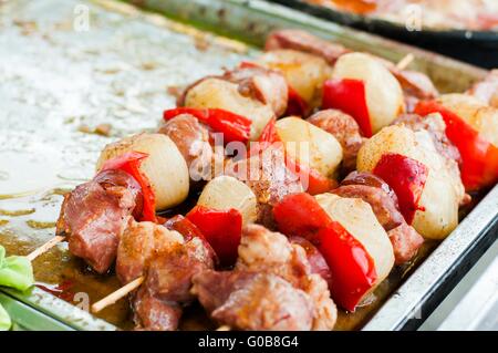 Barbecue shish kebab avec de la viande de poulet, poivrons rouges, tomates et courgettes Banque D'Images