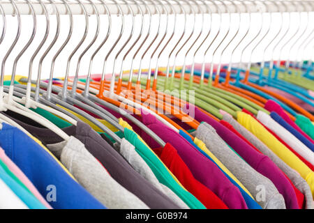 Collection de chemises sur cintres en acier de couleur Banque D'Images