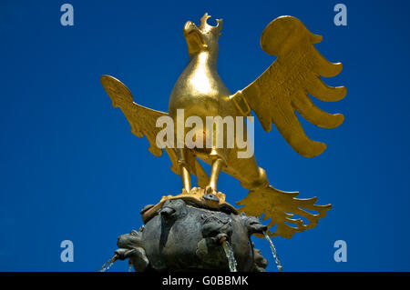 Golden Eagle sur le marché bien en Goslar Banque D'Images