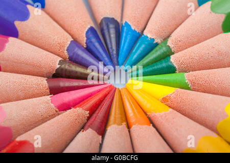 Crayons de couleur à organiser dans des couleurs couleur Banque D'Images