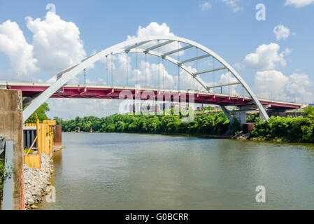 Barge de charbon est poussé vers le haut de la rivière CUmberland te près du centre-ville de Nashville Banque D'Images