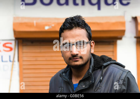 Portrait de jeune homme du Rajasthan dans la vieille ville d'Udaipur Banque D'Images