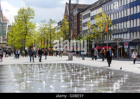 Fontaines, intégré dans le plancher, au centre-ville de Duisburg, Allemagne, de Königstraße, Banque D'Images