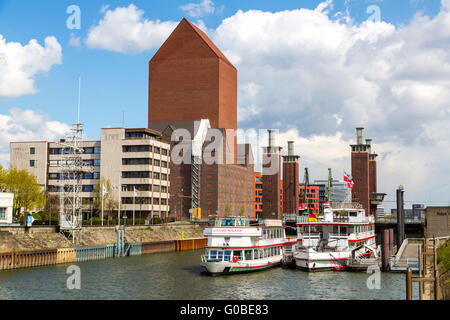 L'Innenhafen, port intérieur de Duisburg, était un centre du port au bord du Rhin, transformé dans un milieu culturel, social et lieu de vie, Banque D'Images