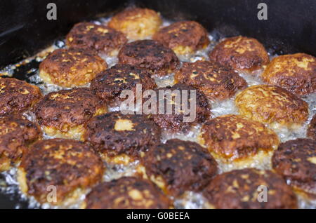 Boulettes de viande rôtie dans une grande casserole Banque D'Images