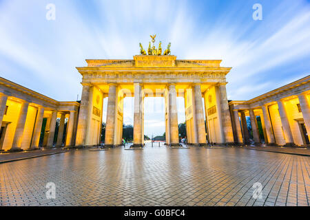 Brandenburger Tor (Porte de Brandebourg) à Berlin Allemagne la nuit. Banque D'Images