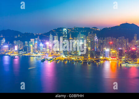 Le port Victoria de Hong Kong la nuit. Banque D'Images