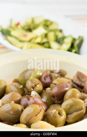 Baresane appelé olives vertes assaisonné d'huile d'olive et de graines de fenouil Banque D'Images