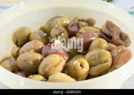 Baresane appelé olives vertes assaisonné d'huile d'olive et de graines de fenouil Banque D'Images