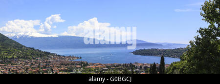 Vue sur le lac de Garde et la ville de San Felice del Banque D'Images