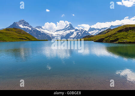 Vue imprenable de la neige et de Bachalp pics couvert avec glacier des Alpes suisses, à l'Oberland bernois, en Suisse. Banque D'Images