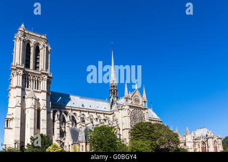 La Cathédrale Notre Dame de la rivière sur le bord de Seine à Paris, la France, qui est largement considéré comme l'un des plus beaux exemples de Banque D'Images