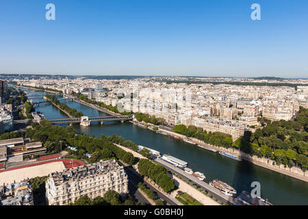 Ville de Paris avec vue aérienne de la tour Eiffel - la Seine et les bâtiments résidentiels dans le soleil du matin Banque D'Images