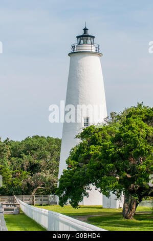 L'Ocracoke Lighthouse and Keeper's Habitation sur Ocracoke Island d'Outer Banks de la Caroline du Nord Banque D'Images