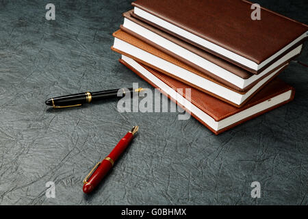 Stylos avec de l'encre et un tas d'organisateurs Banque D'Images