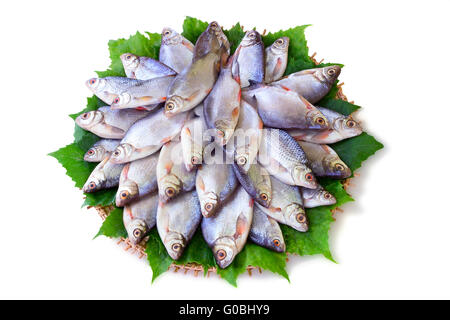 Poissons de rivière (CARP) et les verts sur un plat rond. Banque D'Images