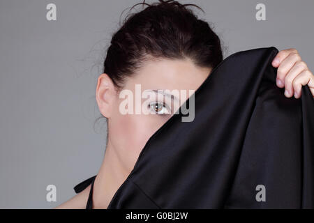 Femme, à l'arrière à l'ourlet de la jupe en voile de visage Banque D'Images