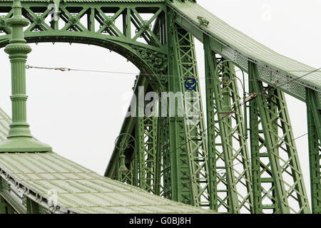 Vieux pont soudé avec de couleur vert - pont Szechenyi Banque D'Images