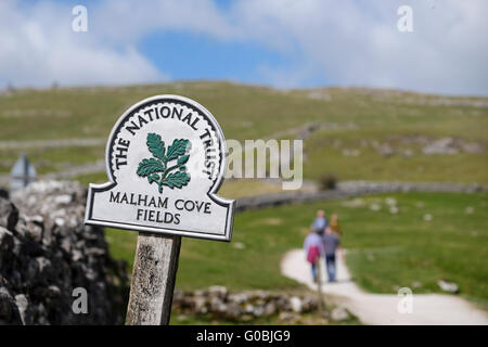 Une fiducie nationale panneau pour Malham Cove Champs dans le Yorkshire Dales Banque D'Images