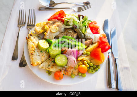 La viande, le poisson et la garniture de légumes différents sur un plat Banque D'Images