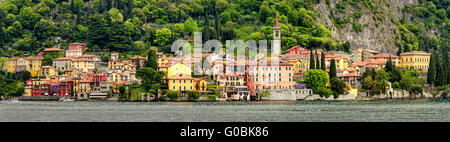 Lago di Como (Lac de Côme) Varenna panorama haute définition composition de Bellagio Banque D'Images