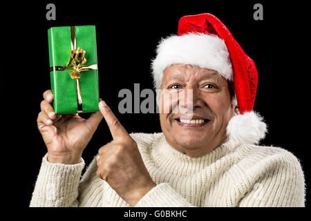 Joyeux Man Pointing at soulevées Green présent Banque D'Images