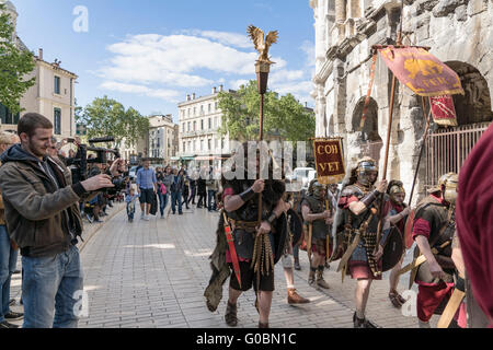 Re-enactment romain jeux en arène de Nimes un amphithéâtre romain situé dans la ville de Nîmes. Banque D'Images