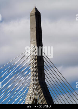 Support avec les nuages et ciel bleu Banque D'Images