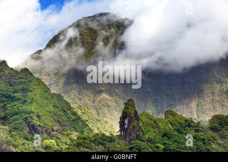 Tahiti. Polynésie française. Les nuages au-dessus d'une montagne paysag Banque D'Images