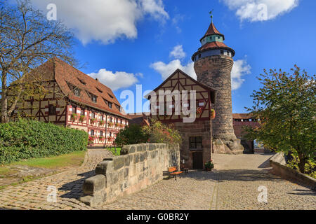 Château de Nuremberg (Sinwell tour) avec ciel bleu et nuages Banque D'Images