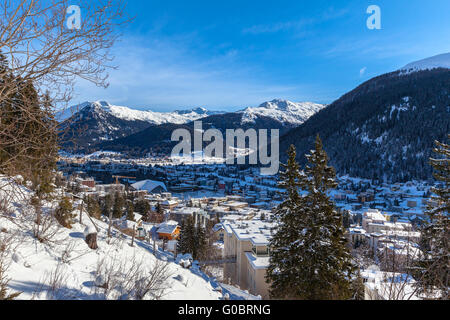 Vue aérienne de Davos en hiver avec des toits couverts de neige et les Alpes, Canton des Grisons, Suisse. Banque D'Images