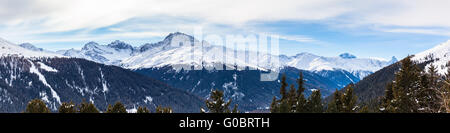 Panorama sur les Alpes au-dessus de Davos en hiver, Canton des Grisons, Suisse. Banque D'Images