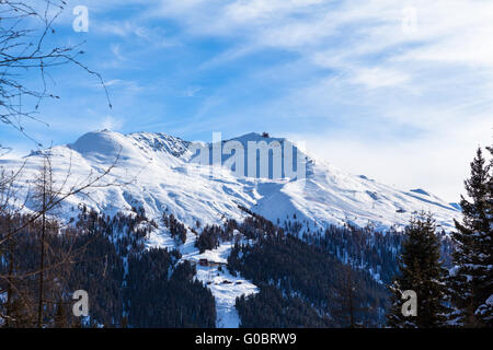 Vue imprenable sur la neige au-dessus de Davos Jacobshorn ville en hiver, Canton des Grisons, Suisse Banque D'Images