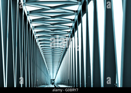 Pont métallique de chemin de fer en perspective - ton bleu Banque D'Images