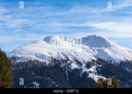 Vue imprenable sur la neige au-dessus de Davos Jacobshorn ville en hiver, Canton des Grisons, Suisse Banque D'Images