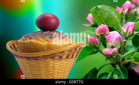 Gâteaux de Pâques et oeufs de Pâques rouge à côté d'un blossomin Banque D'Images