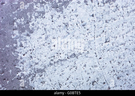 Mur de béton blanchi en partie avec la texture riche et divers Banque D'Images