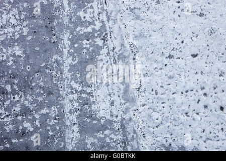 Mur de béton blanchi en partie avec la texture riche et divers Banque D'Images