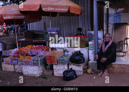 Khmer ancien homme portant un krama & vente de fruits à un marché local en plein air, Senmonorom, province de Mondulkiri, Cambodge. crédit : Kraig Lieb Banque D'Images