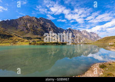 Vue panoramique de Truebsee (lac) sur une journée ensoleillée avec Braustock en arrière-plan et belle réflexion dans l'eau, canton de Banque D'Images