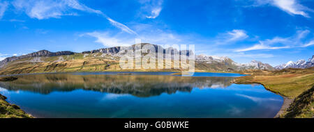 Vue imprenable de Tannensee avec belle réflexion sur les Alpes de la Suisse centrale, Canton de Obwald. Banque D'Images