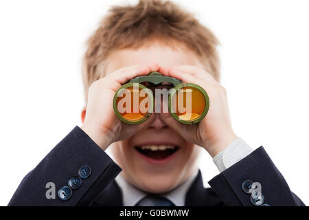 Garçon enfant costume d'affaires dans l'objectif holding binoculars Banque D'Images