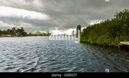 Sombres nuages sur l'eau Banque D'Images