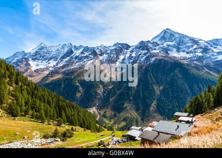 Vue imprenable sur le Bietschhorn Breithorn et gamme de montagne alpes en canton du Valais depuis le chemin de randonnée au-dessus du Loetsch Banque D'Images