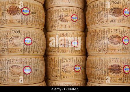 Roues de Parmesan - fromage italien célèbre. Banque D'Images